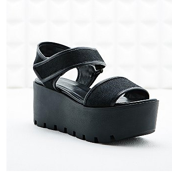 urban outfitters 90s comeback fashion shoe